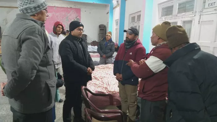 Joshimath Sinking: जिलाधिकारी हिमांशु खुराना ने शनिवार रात्रि में स्वयं राहत शिविरों में जाकर व्यवस्थाओं का जायजा लिया।