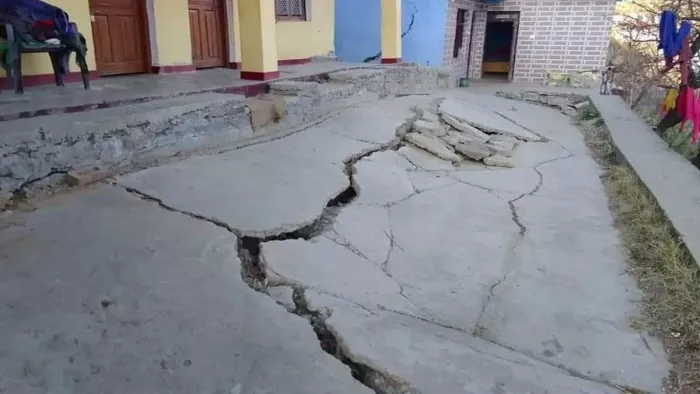 Joshimath Sinking: उत्तराखंड का खूबसूरत पहाड़ी शहर जोशीमठ खतरे में है।