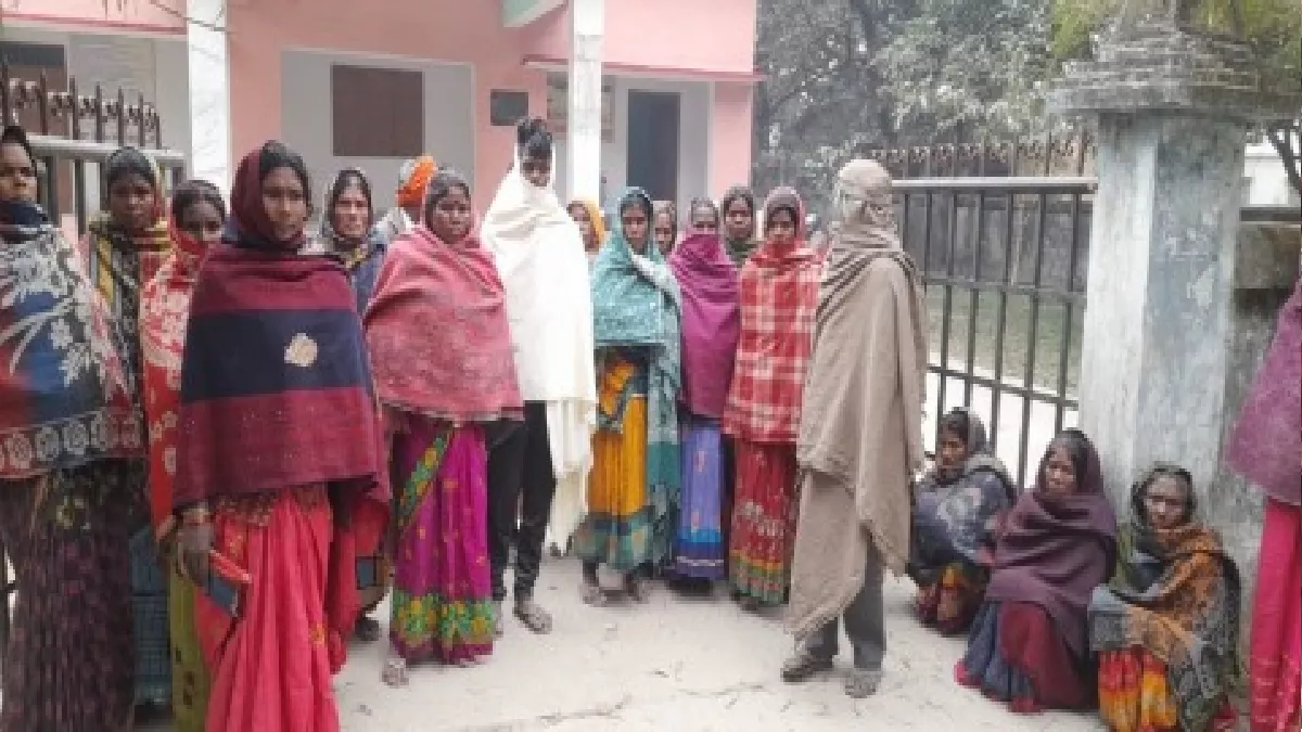 बाल विकास परियोजना का घेराव करने पहुंची महिलाएं। जागरण