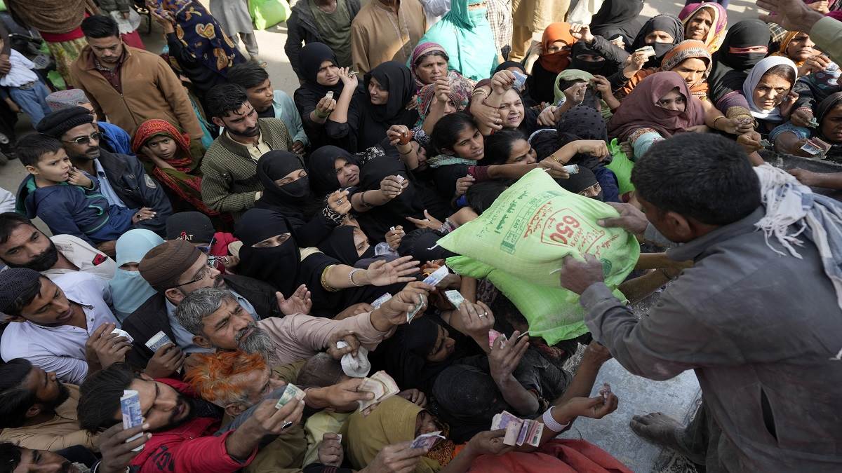 https://www.jagranimages.com/images/newimg/08012023/08_01_2023-pak_flour_crisis_23288327.jpg