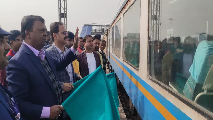 न्यू गिरिडीह रेलवे स्टेशन से रविवार को रांची-मधुपुर इंटरसिटी एक्सप्रेस ट्रेन को हरी झंडी दिखाकर रवाना करते सांसद सीपी चौधरी।