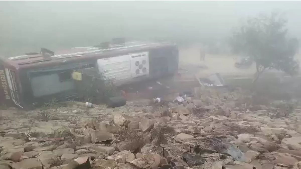 Agra Lucknow Expressway पर हादसा; दिल्ली से बिहार जा रही बस खडे़ ट्रक से टकरा कर 25 फीट नीचे गिरी, कई सवारियां घायल