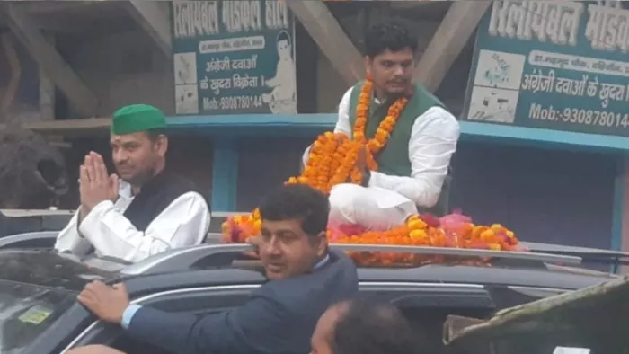 छपरा नगर निगम के मेयर प्रत्याशी रवि रोशन के समर्थन के रोड शो करते मंत्री तेज प्रताप
