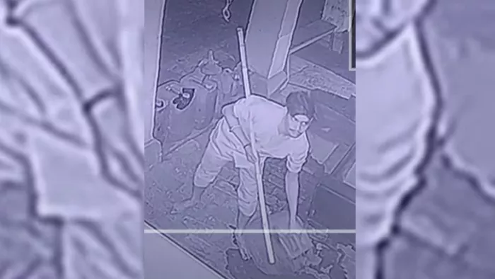 डिब्बे से ज्वलनशील पदार्थ डालते हुए युवक की तस्वीर सीसीटीवी कैमरे में कैद