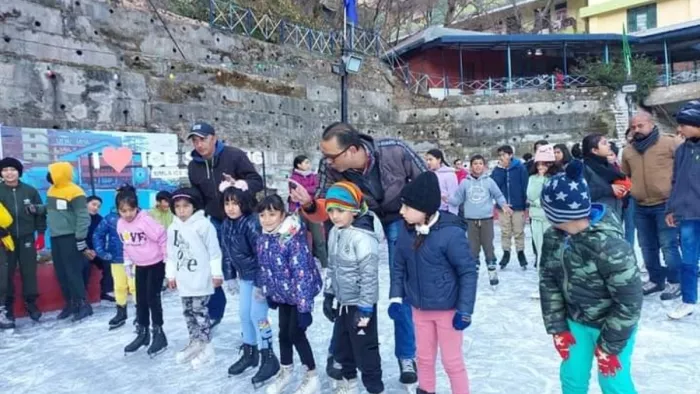 आइस स्केटिंग रिंक में चॉकलेट रेस का आयोजन