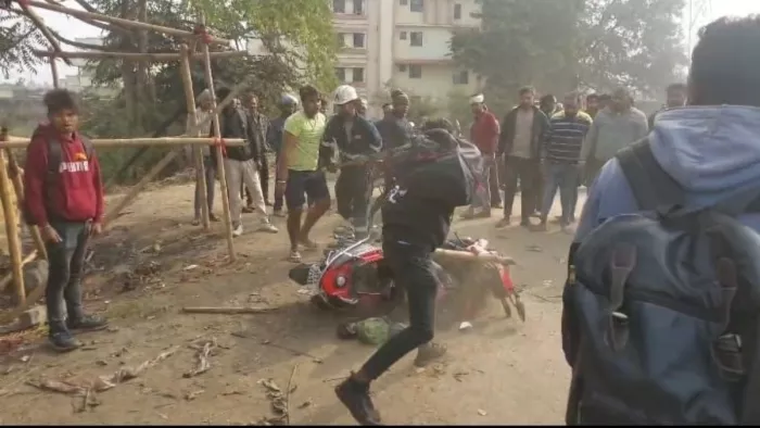 Odisha News: झारसुगुड़ा में प्रतिबंधित मांस की तस्करी को लेकर तनाव, उग्र लोगों ने स्कूटी-घर में जमकर तोड़फोड़ की