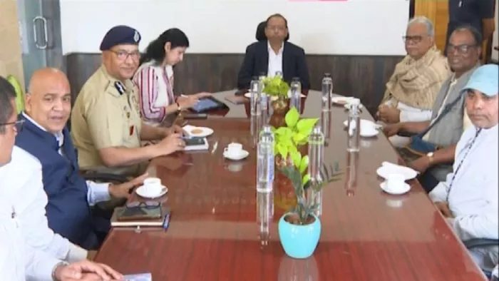 राज्य मुख्य सचिव के साथ चर्चा करते ओडिशा परिवहन कर्मचारी महासंघ के सदस्य।
