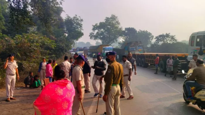 दुर्घटनास्थल पर जुटी स्थानीय लोगों की भीड़ तथा तैनात पुलिस बल