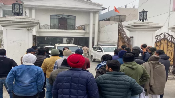 पूर्व विधायक के आवास पर चल रही ईडी की रेड पूरी, टीम ने गाड़ियां आवास के अंदर बुलवाई