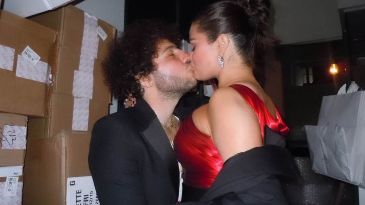 https://www.jagranimages.com/images/newimg/08012024/08_01_2024-selena_gomez_and_benny_blanco_kiss_23624288.jpg