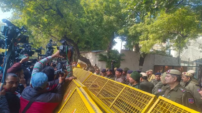आप नेताओं को सीएम आवास जाने से रोका। जागरण फोटो