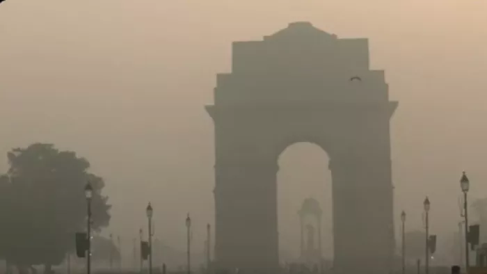 दिल्ली-एनसीआर में आज सुबह कोहरा छाया रहा। फोटो- एएनआई