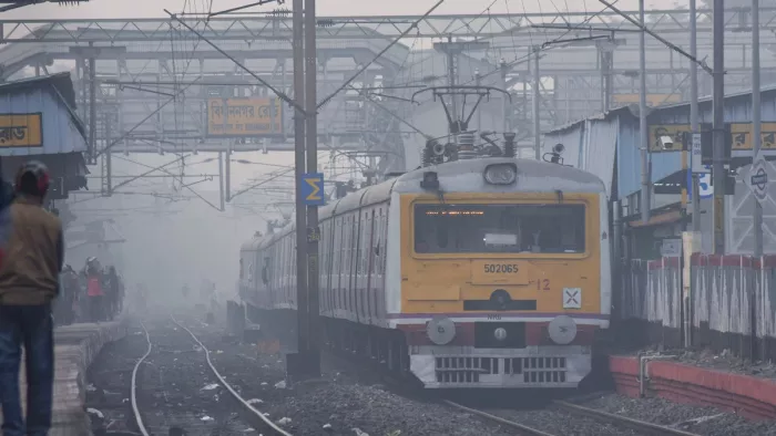दिल्ली से बंगाल तक कोहरे ने ट्रेनों की रफ्तार रोक दी है (फोटो- एएनआई)