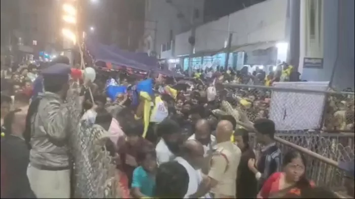 तिरुपति मंदिर में मची भगदड़, कई लोगों की मौत की खबर (फोटो- एएनआई)