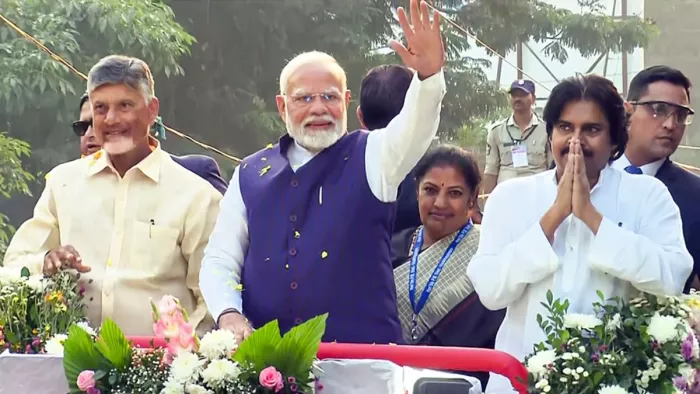 पीएम मोदी ने विशाखापत्तनम में किया रोड शो (फोटो- एएनआई)