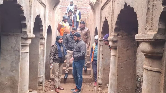 चंदौसी में मिली बावड़ी की खाेदई के दौरान गैस की अफवाह उड़ी थी। जिसके बाद वहां पुलिस तैनात रही।