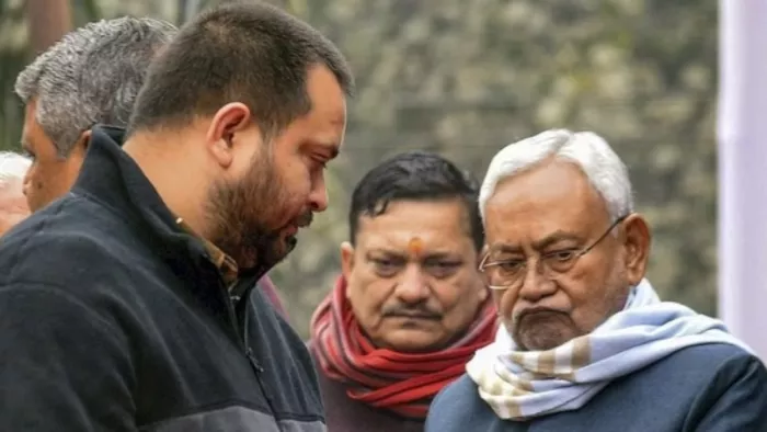 बिहार CM नीतीश कुमार के साथ तेजस्वी यादव। PTI फाइल फोटो