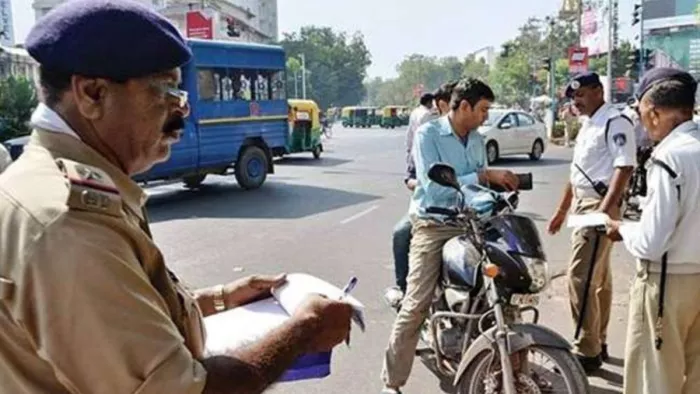 अब मोबाइल से तस्वीर खींचकर चालान नहीं कर सकेंगे पुलिसकर्मी, आ गया नया आदेश (प्रतीकात्मक तस्वीर)