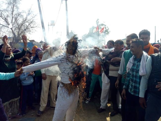 कृषि कानूनों के विरोध में किसानों ने जलाया सरकार का पुतला