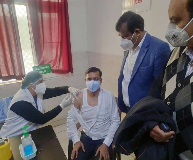 पानीपत में डीसी-एसपी ने लगवाई कोरोना वैक्सीन, छह मार्च तक फ्रंटलाइन वर्कर्स का टीकाकरण