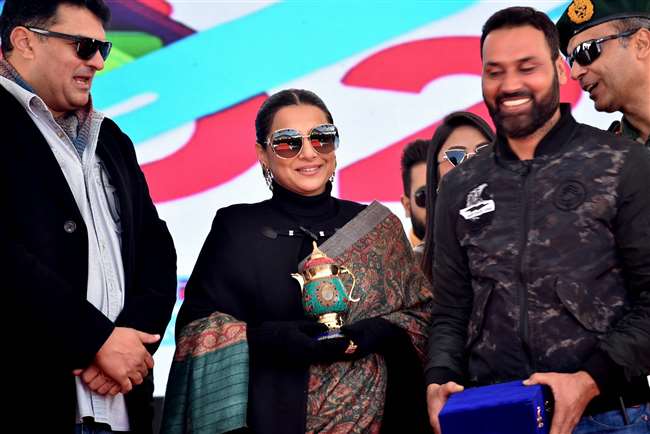 https://www.jagranimages.com/images/newimg/08022021/08_02_2021-vidhya_balan_in_kashmir_21346978.jpg