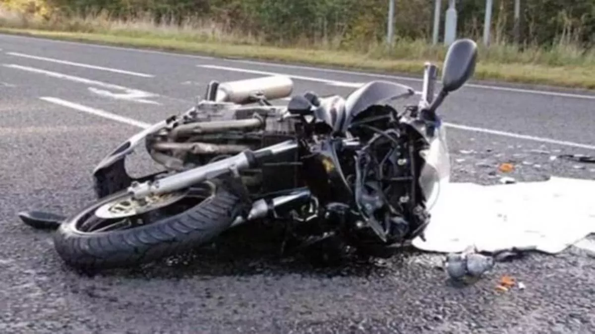 Gujarat Road Accident: बाइक पर जा रहे एक दंपत्ति को कार ने मारी टक्कर, महिला की मौके पर मौत