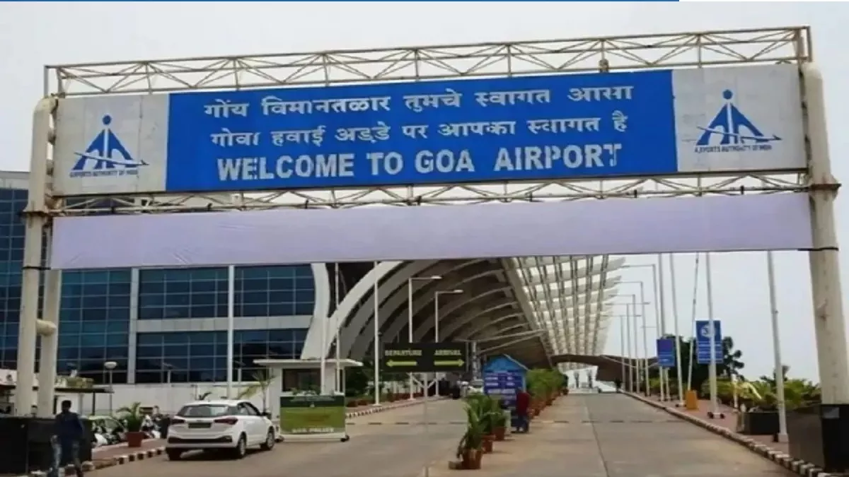 व्हीलचेयर सेवा उपलब्ध कराने के बदले में पैसे वसूलने के आरोप में तीन कर्मियों पर कार्रवाई की गई।