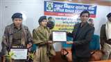 मुजफ्फरपुर में लुटेरों को खदेड़ने वालीं महिला पुलिसकर्मियों को सम्मानित करते उत्तर बिहार ग्रामीण बैंक के चेयरमैन।
