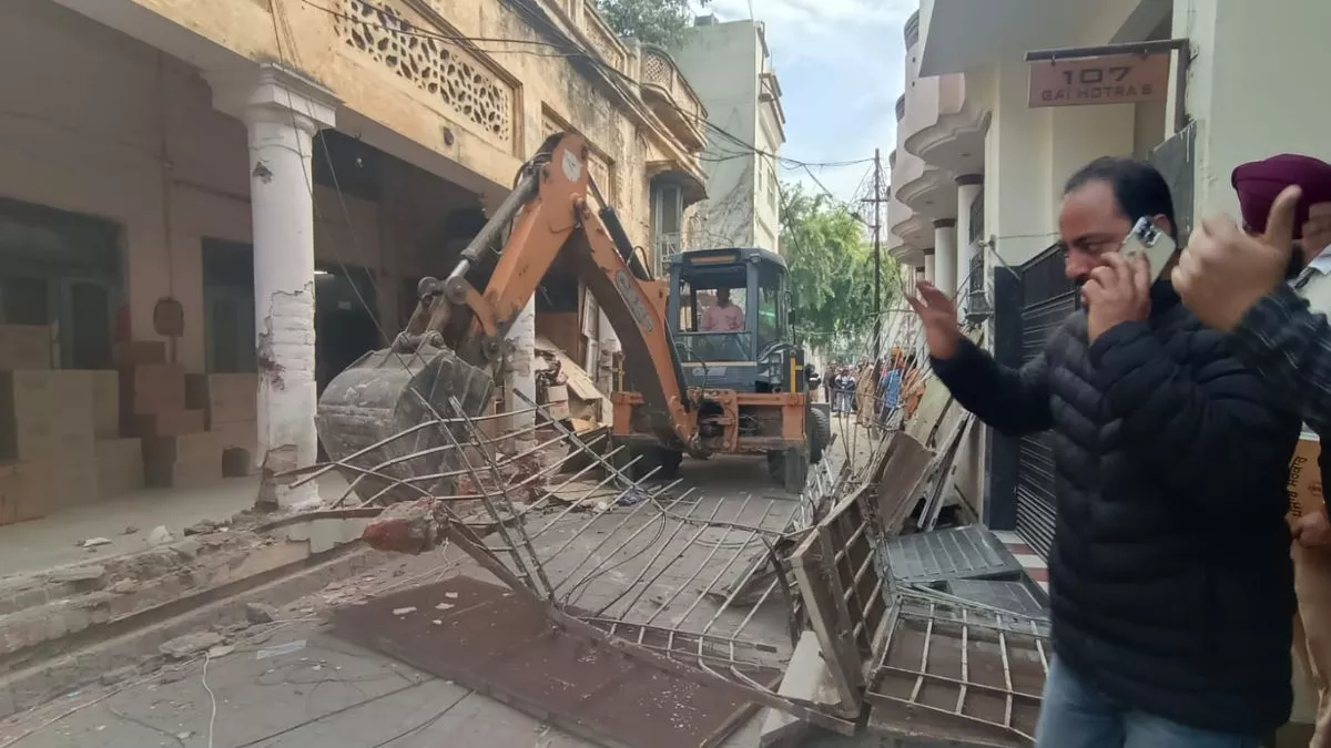Amritsar News: असुरक्षित इमारत को प्रशासन ने किया धराशायी, कब्जा जमा कर बैठे लोगों को खदेड़ा