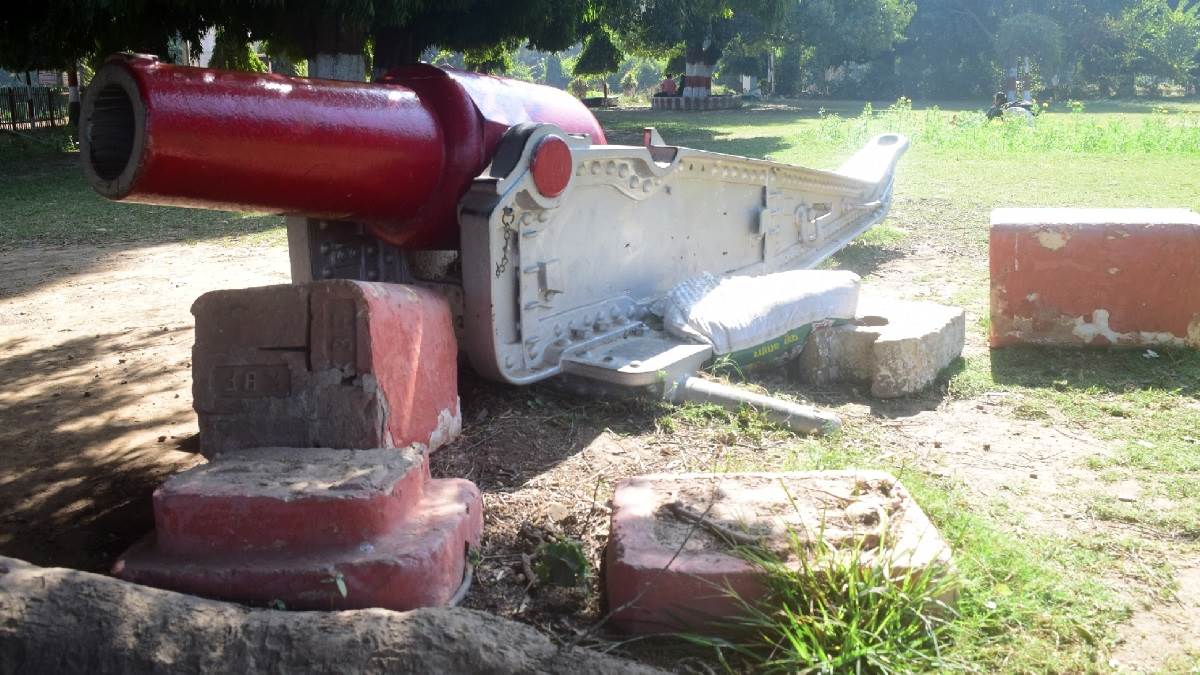 prayagraj news cannon fell due to breaking of base at victoria memorial site
