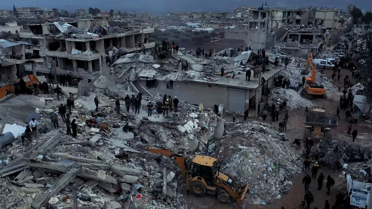 तुर्किये-सीरिया में इमारतों के मलबे में जिंदगी की तलाश, खुले आसमान तले कट रही रात; 1.3 करोड़ लोग प्रभावित