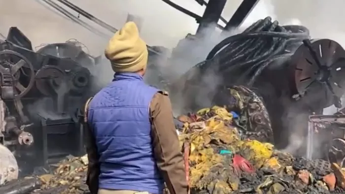 गाजियाबाद में लगी आग, दमकल की गाड़ियां मौके पर।
