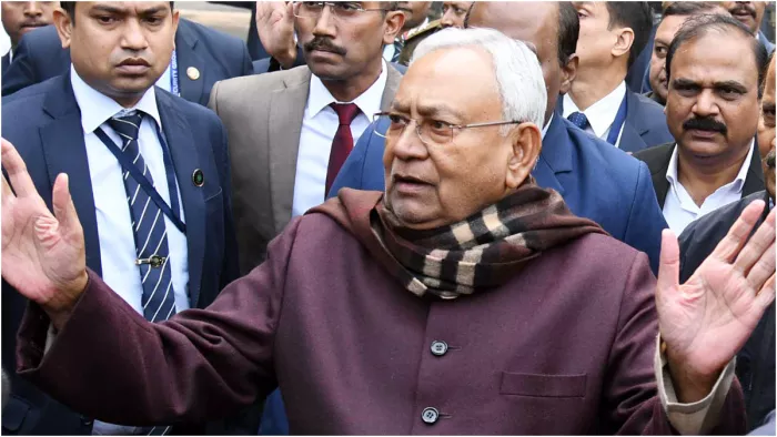 दिल्ली से लौटे नीतीश कुमार, फ्लोर टेस्ट के सवाल पर बोले- चिंता मत कीजिए सब ठीक है
