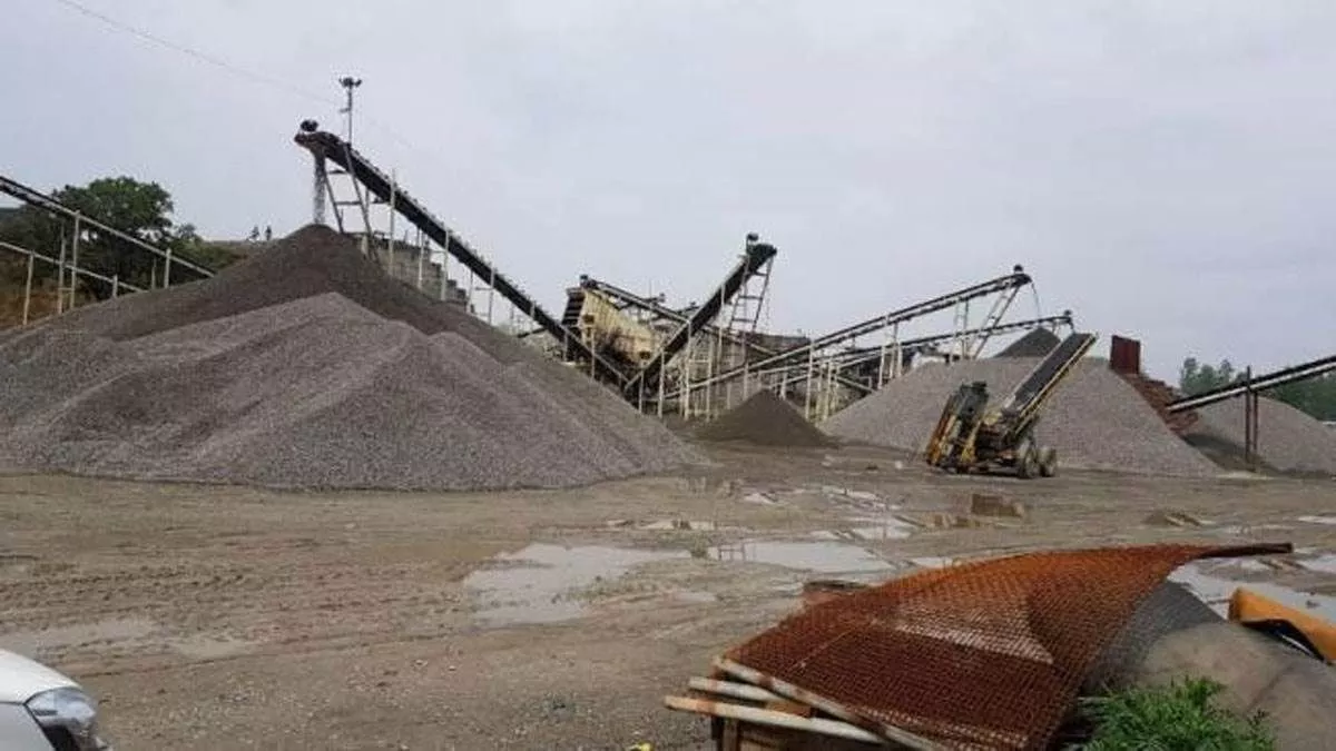 Mirzapur: मीरजापुर में चार क्रशर प्लांट सीज, NGT ने लगाया 65 लाख का जुर्माना