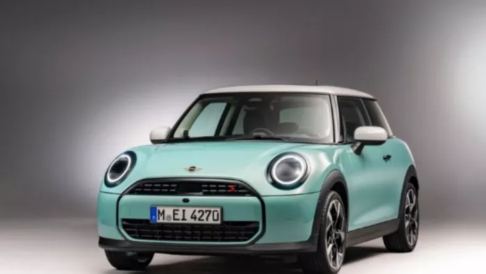 Fourth gen Mini Cooper को ग्लोबल मार्केट में अनवील किया गया है।