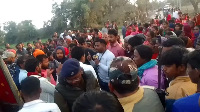 गया के मोहनपुर में लोगों ने कर दिया सड़क जाम (जागरण)