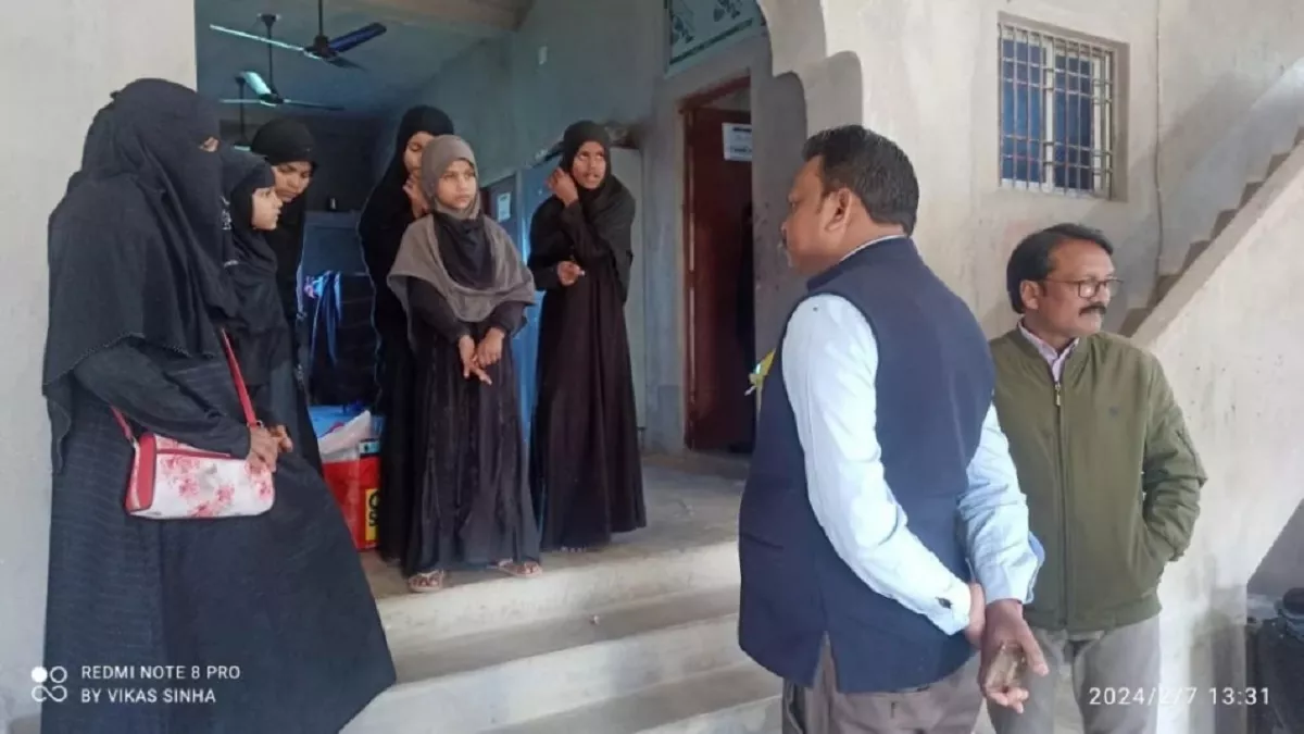 मदसरे में छात्रा के फांसी लगाने से खलबली, आखिरी बार सहेली से मिलाया था हाथ
