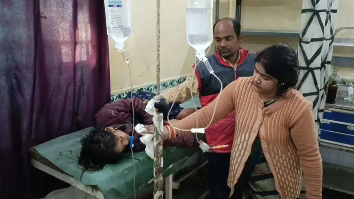 सदर अस्पताल में भर्ती अचेत बच्ची (जागरण फोटो)