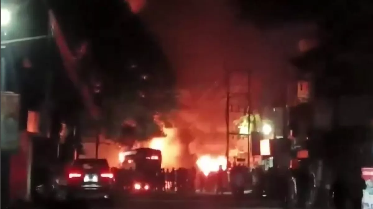 Haldwani Violence Live Updates हल्द्वानी में धार्मिक स्थल तोड़ने गई टीम पर हमले के बाद बवाल - madarsa demolition live updates furious crowd firing stone pelting and arson police station demolition of