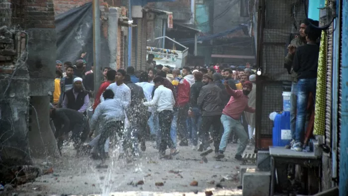 हल्द्वानी में पूरी प्लानिंग के साथ हुआ टीम पर हमला, पहले महिलाओं को किया आगे फिर पत्थरबाजी; CCTV तोड़े-बत्ती गुल