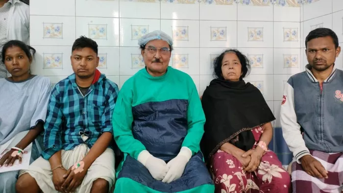 मरीजों के साथ बैठे डा. नागेंद्र सिंह- जागरण।