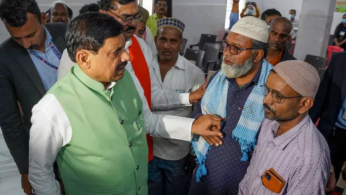 हरदा पटाखा फैक्ट्री में विस्फोट के पीड़ितों से मिलते सीएम मोहन यादव। (फोटो- एएनआई)