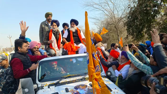 एक साथ खुश नजर आए सुखबीर और कैरों
