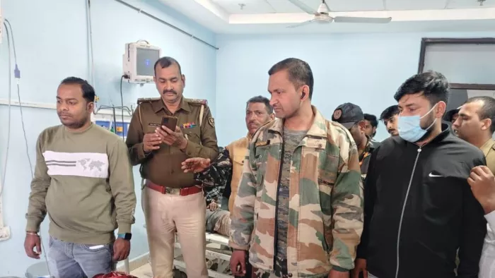 अस्पताल में युवती को इलाज के लिए लाए पुलिसकर्मी