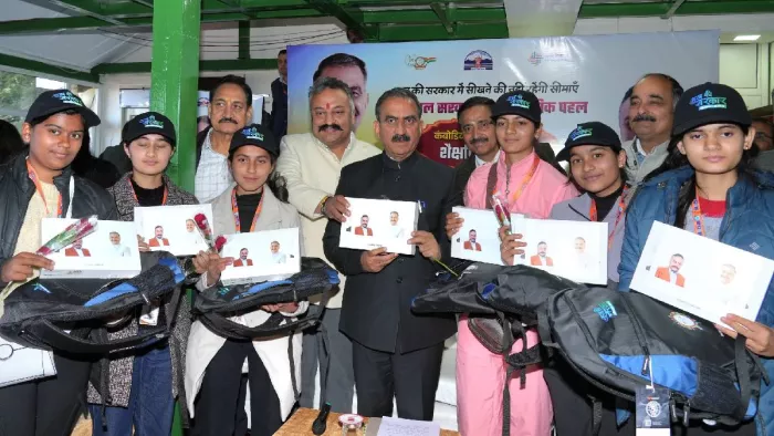 शैक्षणिक अध्ययन के लिए विदेश जा रहे बच्चों को टेबलेट देते मुख्यमंत्री व शिक्षा मंत्री
