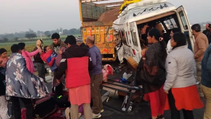 Hamirpur Accident: टेंपो ट्रैवलर हादसे के बाद सड़क पर श्रद्धालु।