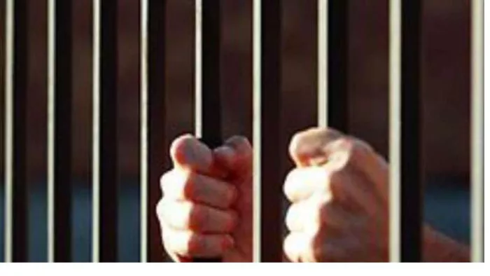 पुलिस आरोपियों की धरपकड़ के लिए छापेमारी कर रही है (प्रतीकात्मक तस्वीर)