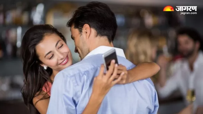 Multiple Dating: एक साथ कई लोगों को डेट करने के खतरे (Image Source: Freepik)