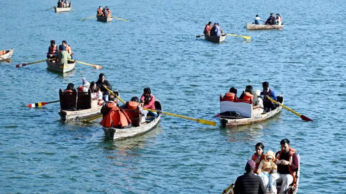 Tourist Rush in Nainital: नैनी झील में नौका विहार करते पर्यटक। जागरण