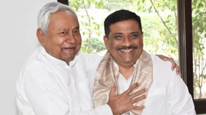 मुख्यमंत्री नीतीश कुमार के साथ जदयू के राष्ट्रीय कार्यकारी अध्यक्ष संजय झा। फाइल फोटो